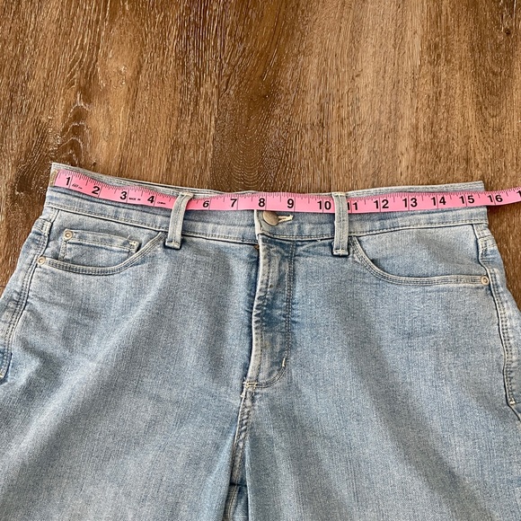 NYDJ Ariel Crop Jeans with Embellished Hem Light Wash. Size 6 - Picture 9 of 10